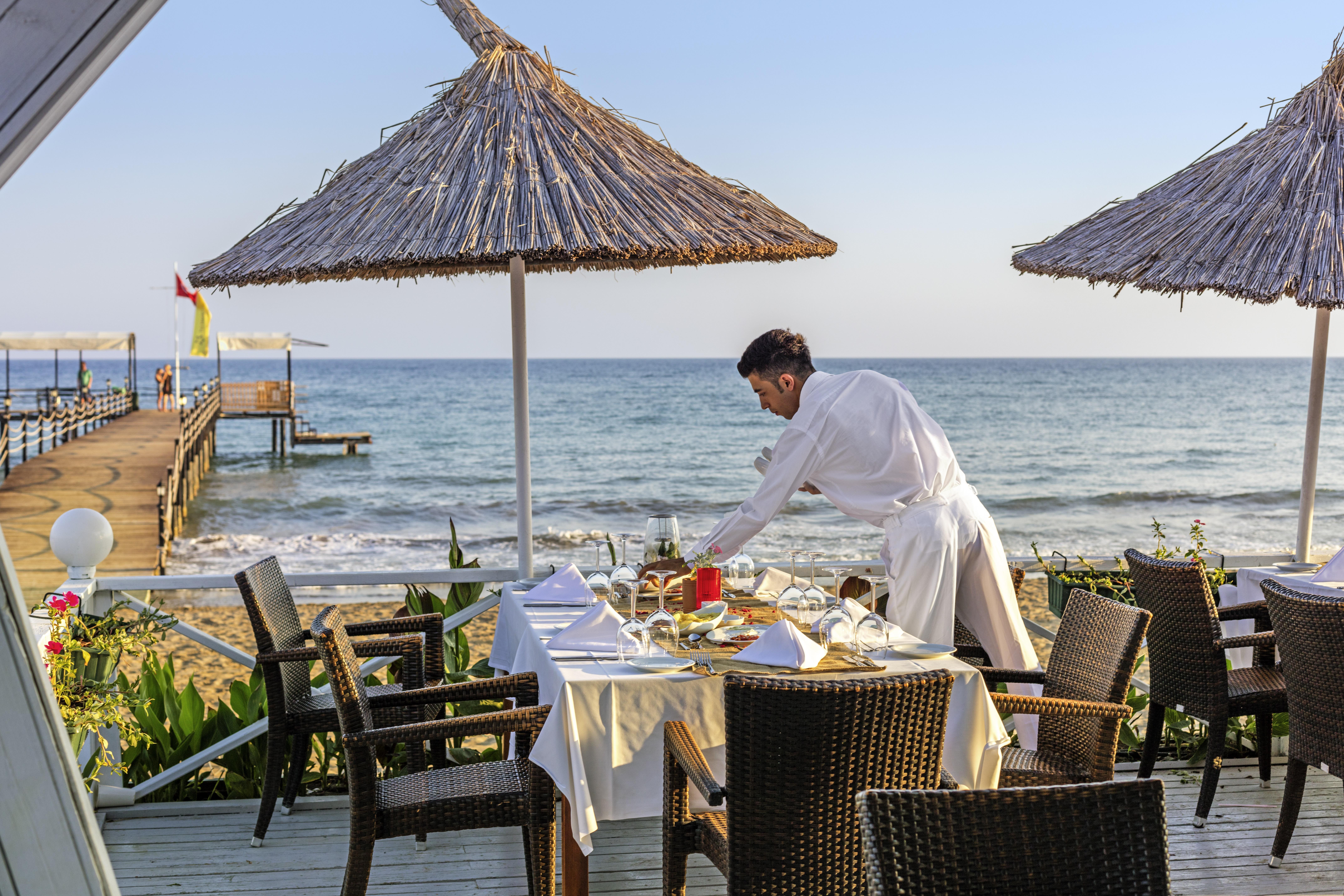 Asteria Family Resort Belek Antalya Exterior foto A waiter at a beach restaurant