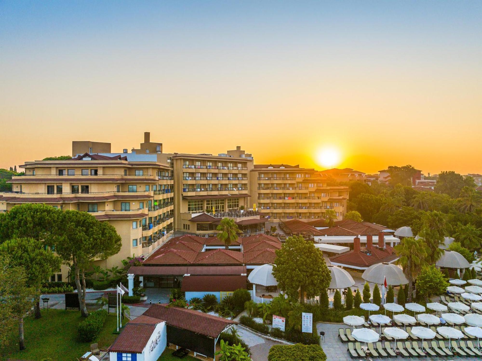 Asteria Family Resort Belek Antalya Exterior foto Sunset at the hotel