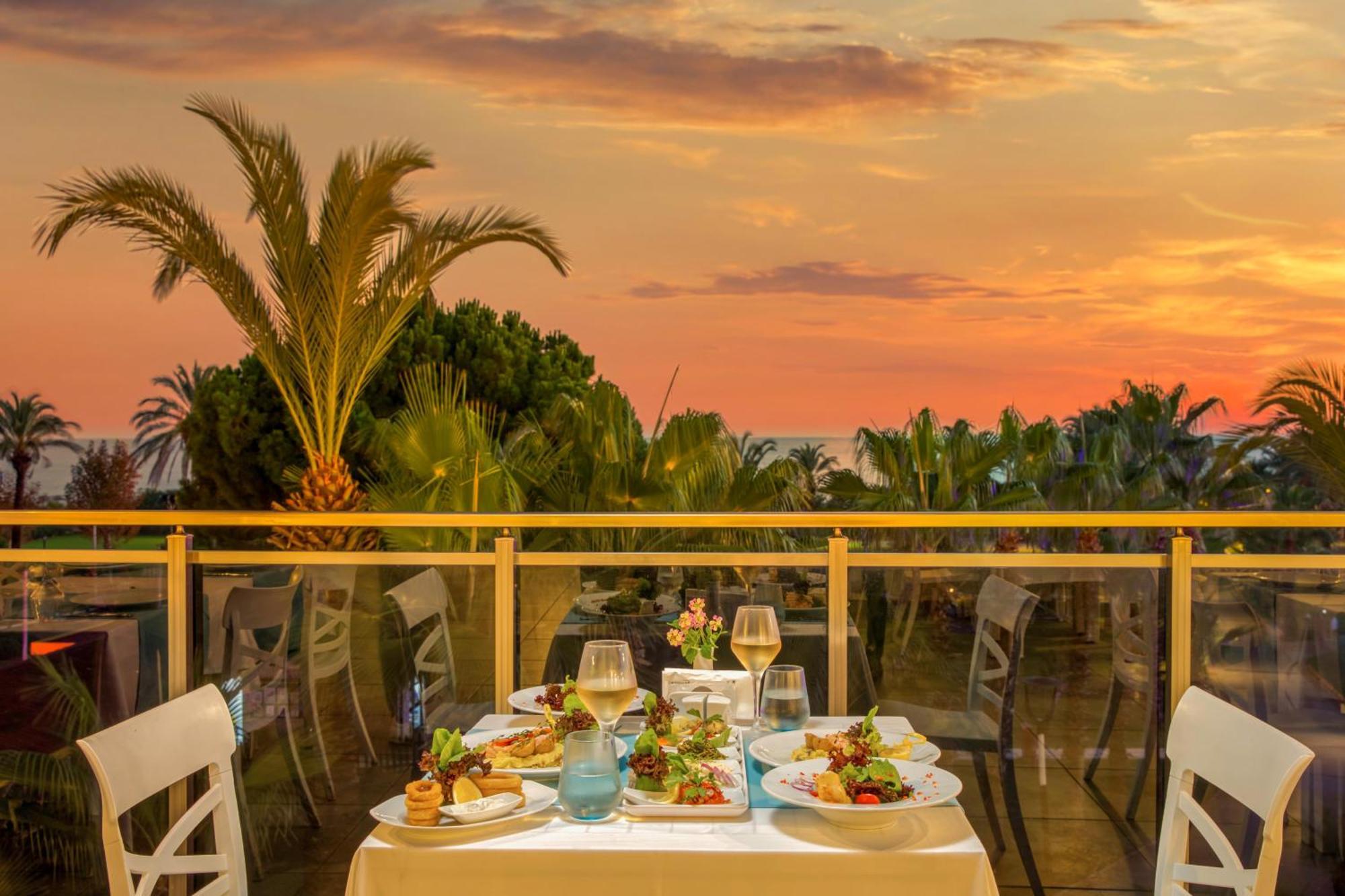 Asteria Family Resort Belek Antalya Exterior foto Sunset at the hotel